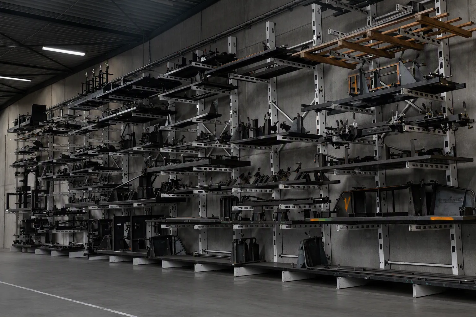 Rekken met kalibers en tooling in het atelier van Allemeersch