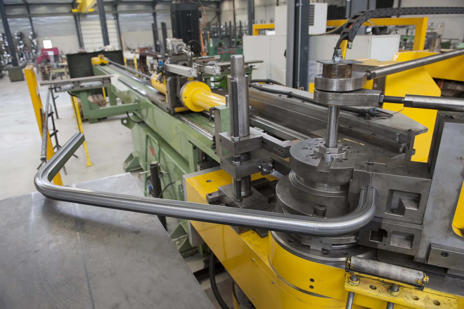 CNC doornplooimachine plooit een stalen buis