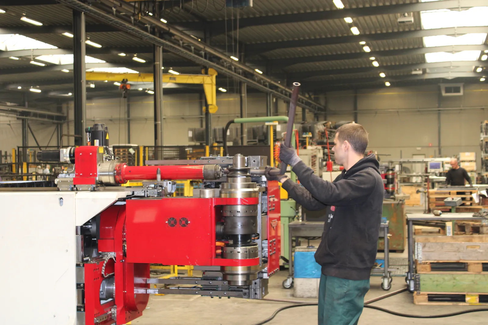 Operator bedient een CNC plooimachine in het atelier