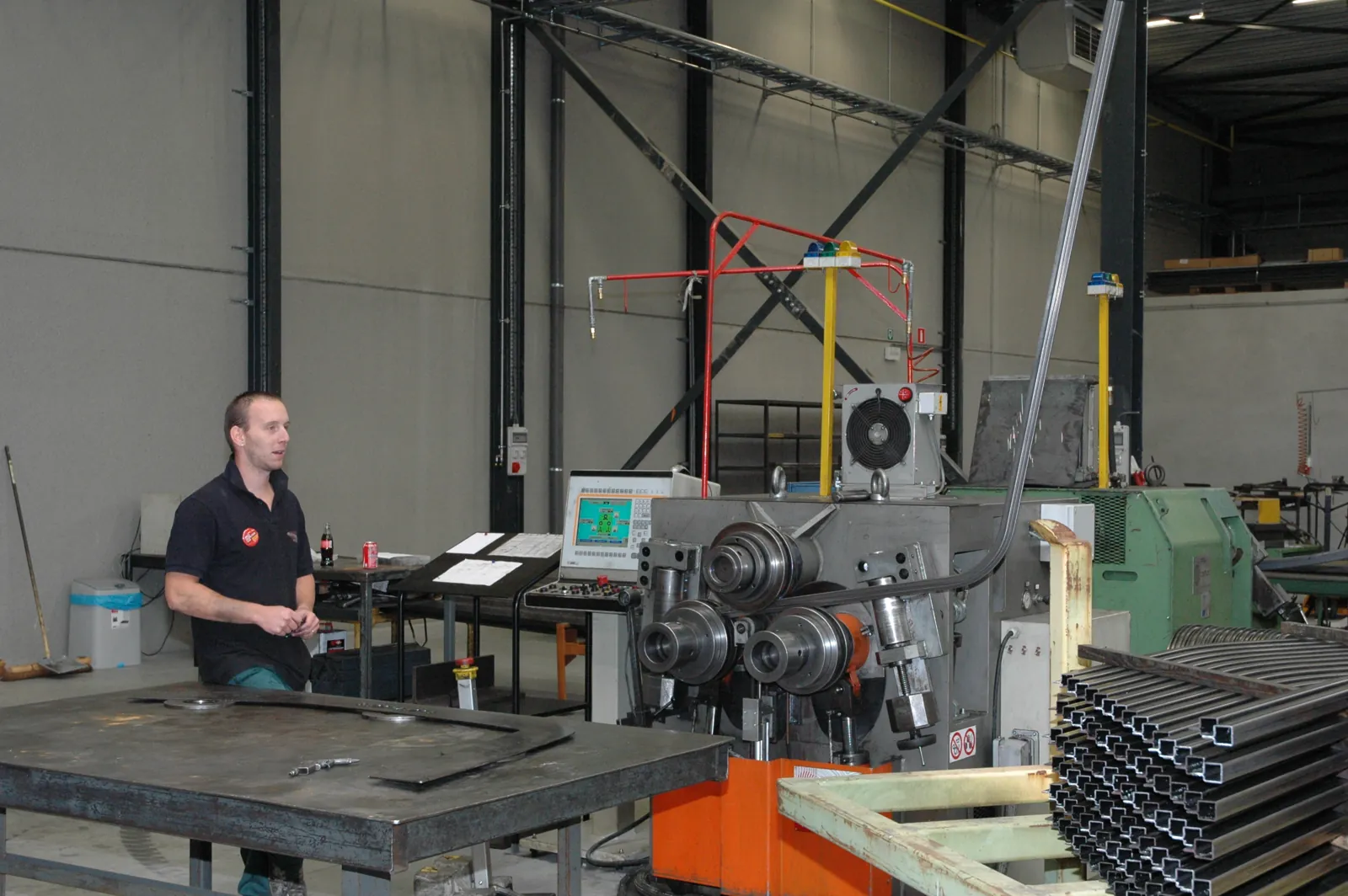 Rolmachine voor profielen en buizen in het atelier