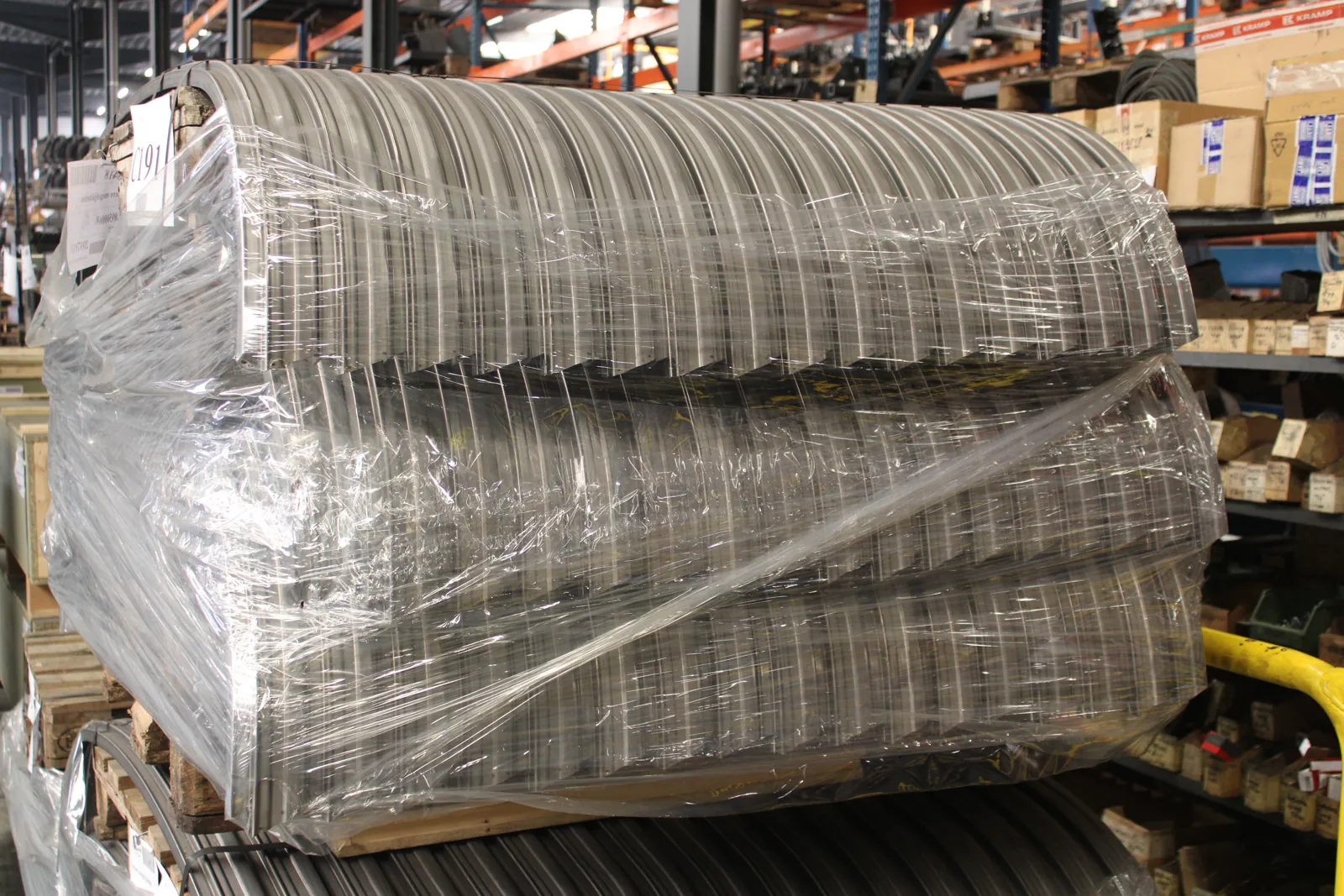 Gerolde stukken verpakt op pallet, klaar voor transport