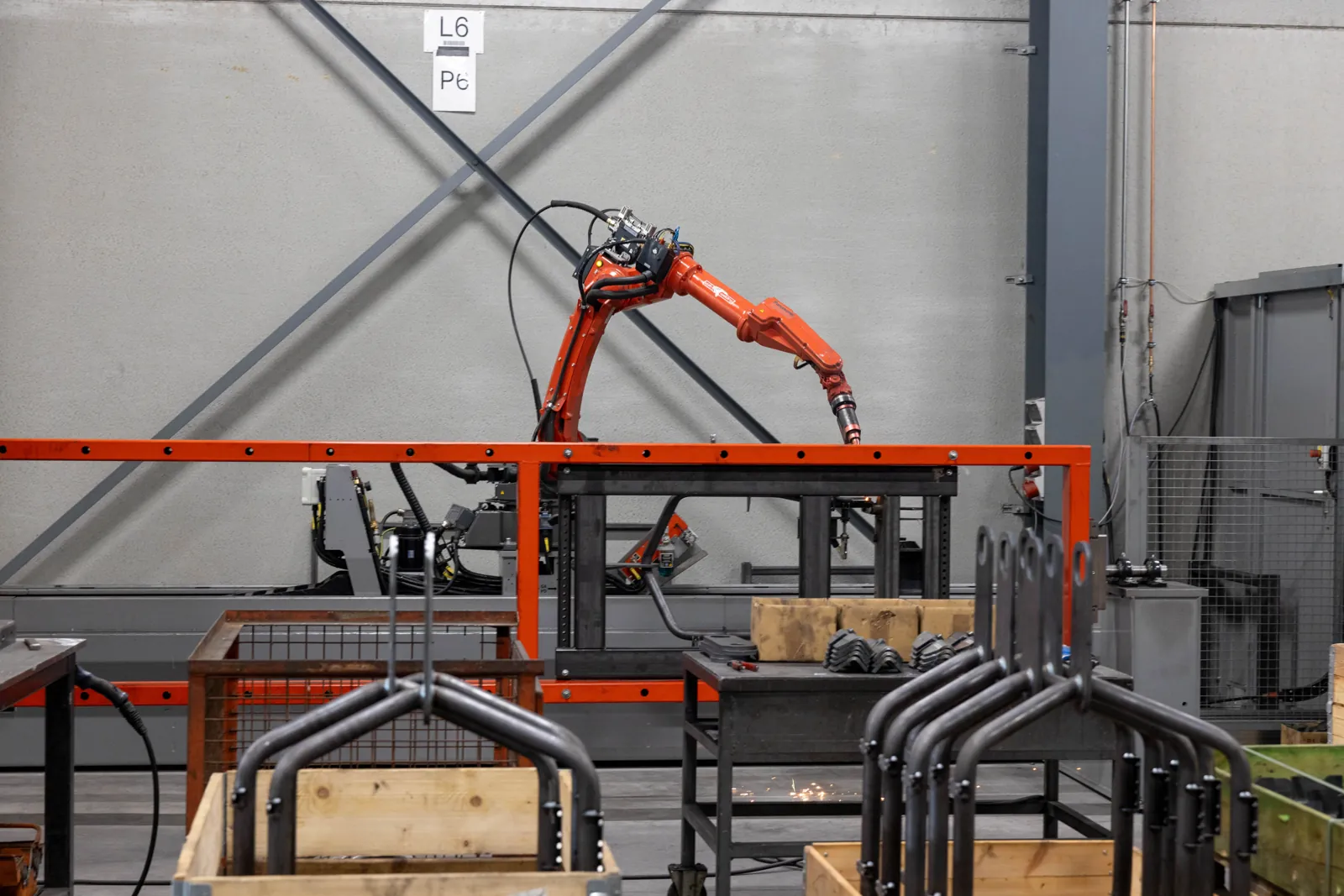 Lasrobot met werkstations in het atelier