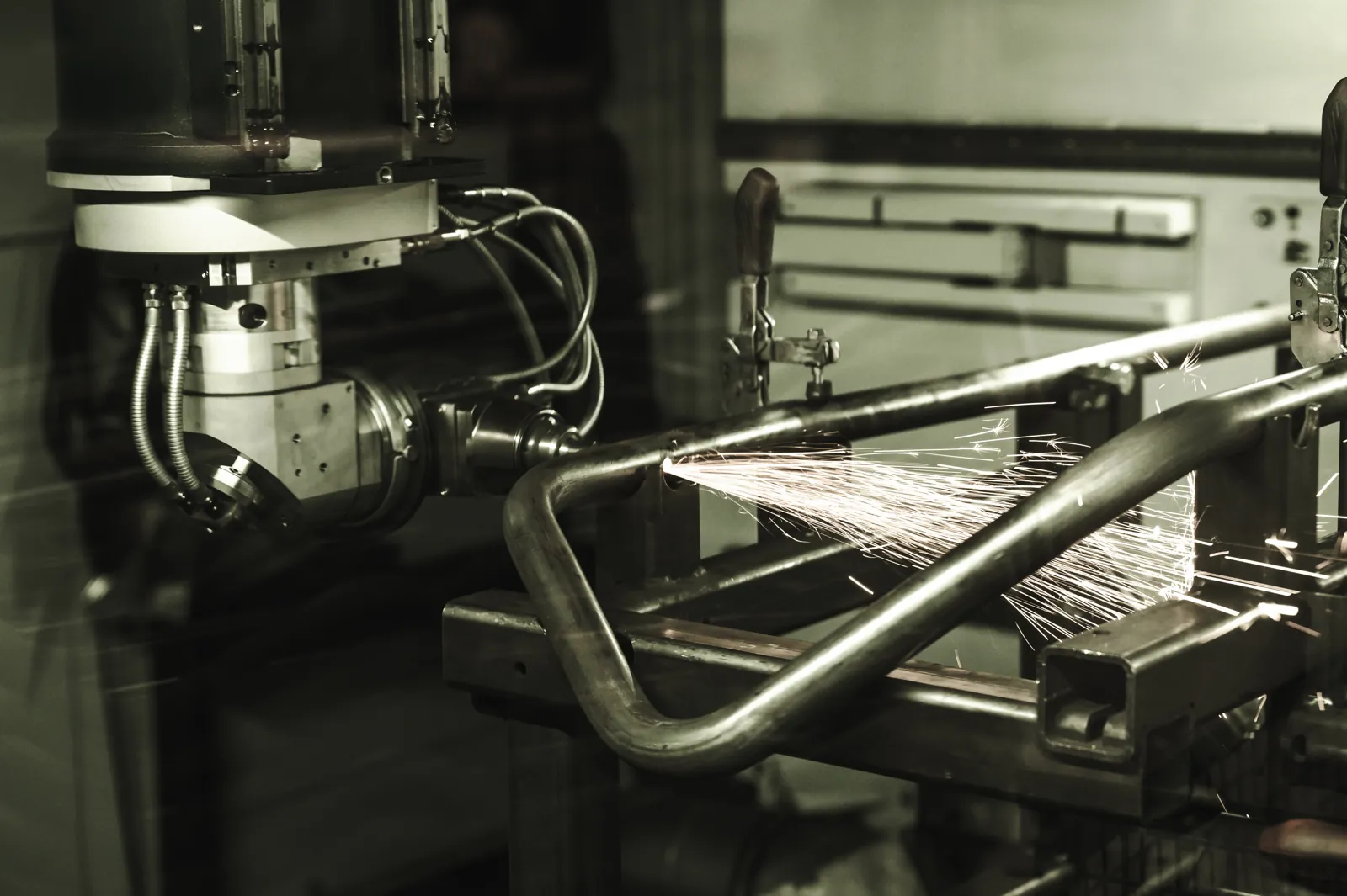 3D lasersnijkop snijdt een uitsparing in een gebogen buis