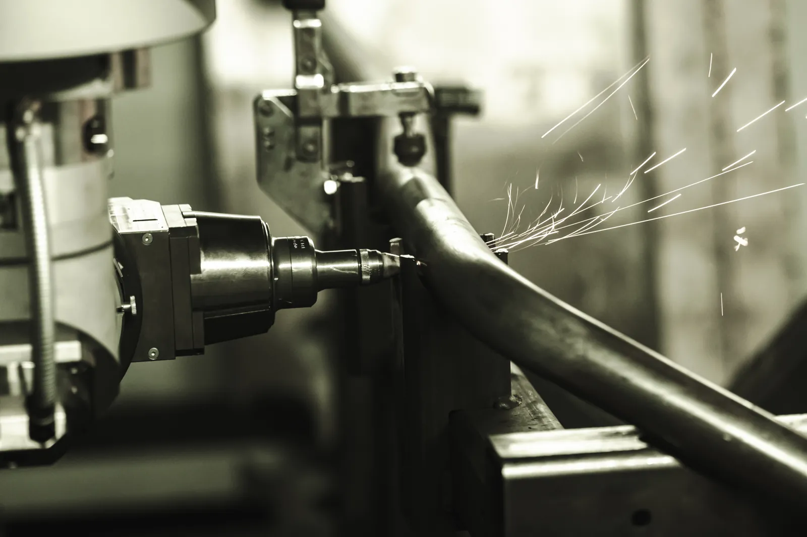 3D laser snijdt een uitsparing in een gevormd stuk