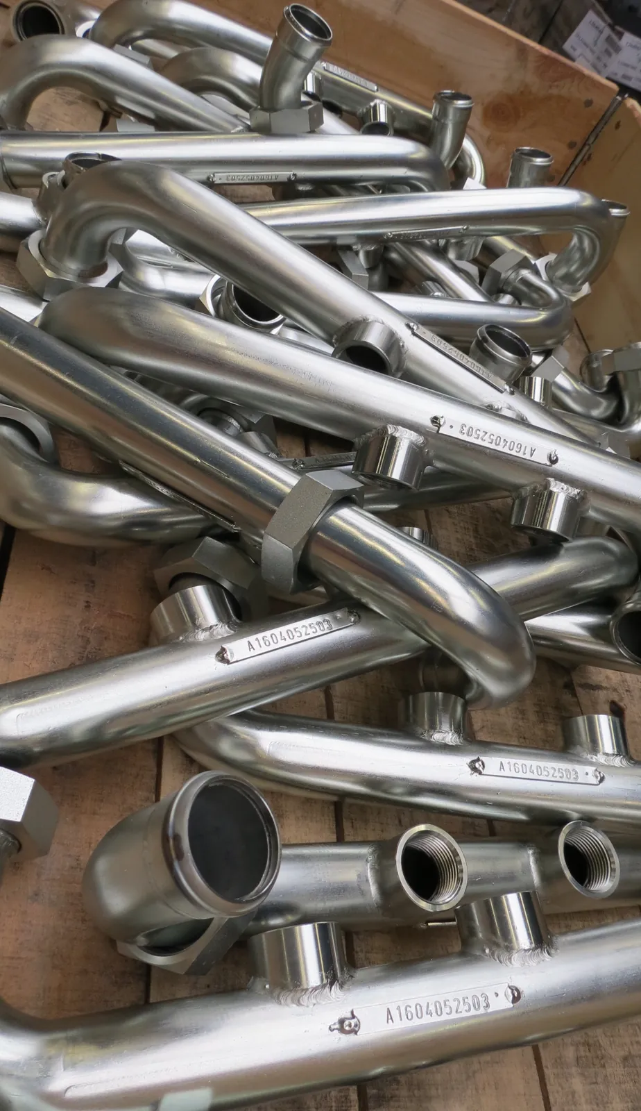 Blanke metalen stukken na oppervlaktebehandeling