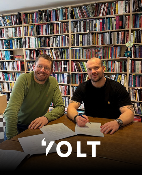 Vage afbeelding van een persoon die snel rent tegen een blauwe achtergrond met lichte schaduwen.