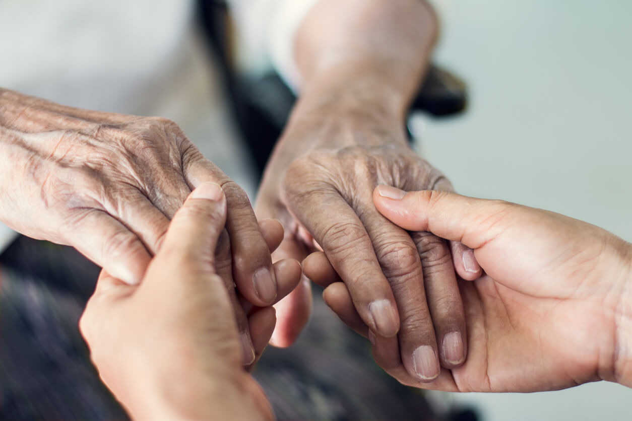 How to help an elderly parent cope with grief
