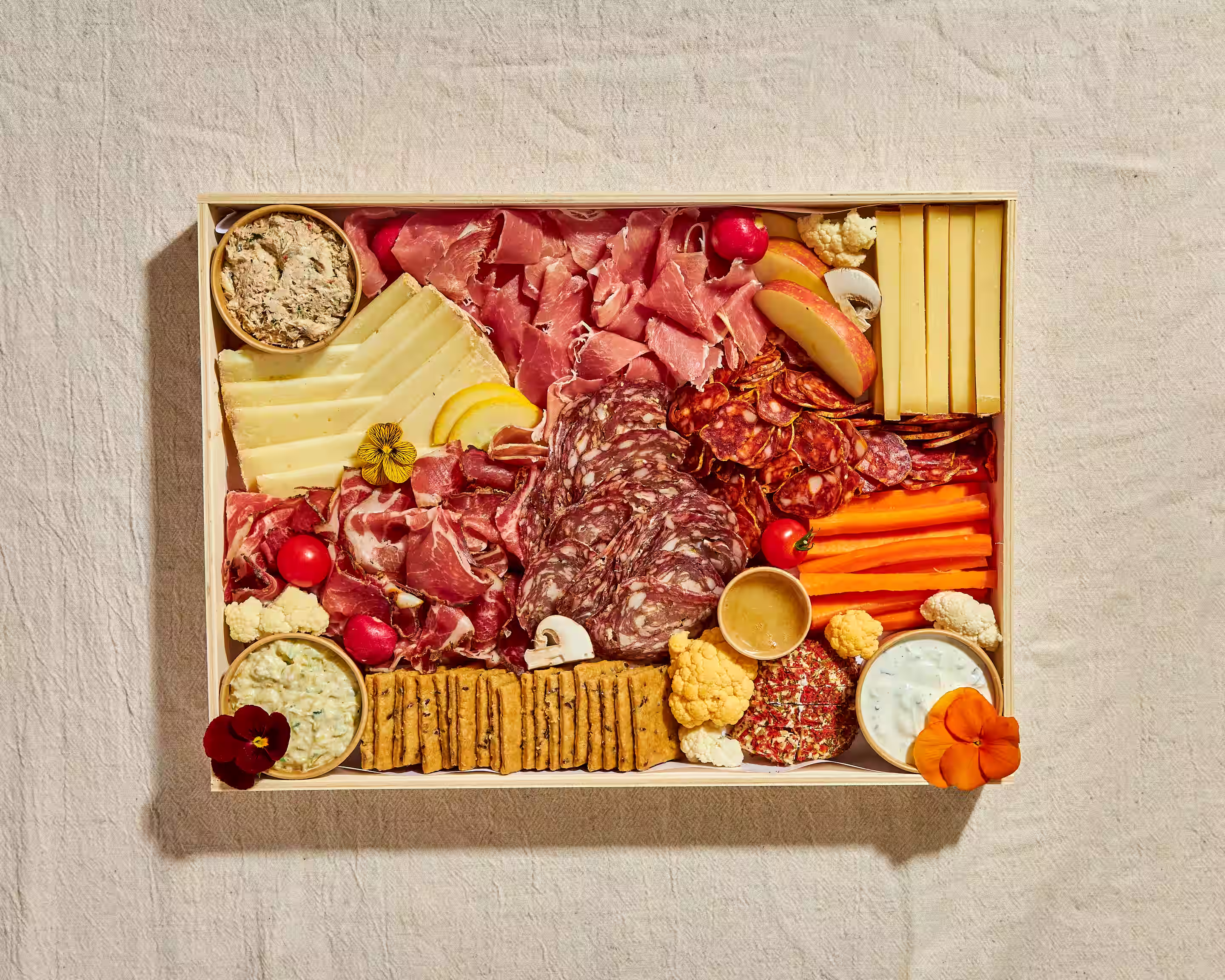 Planche apéritive La Frenchie avec charcuteries françaises, fromages fondants
