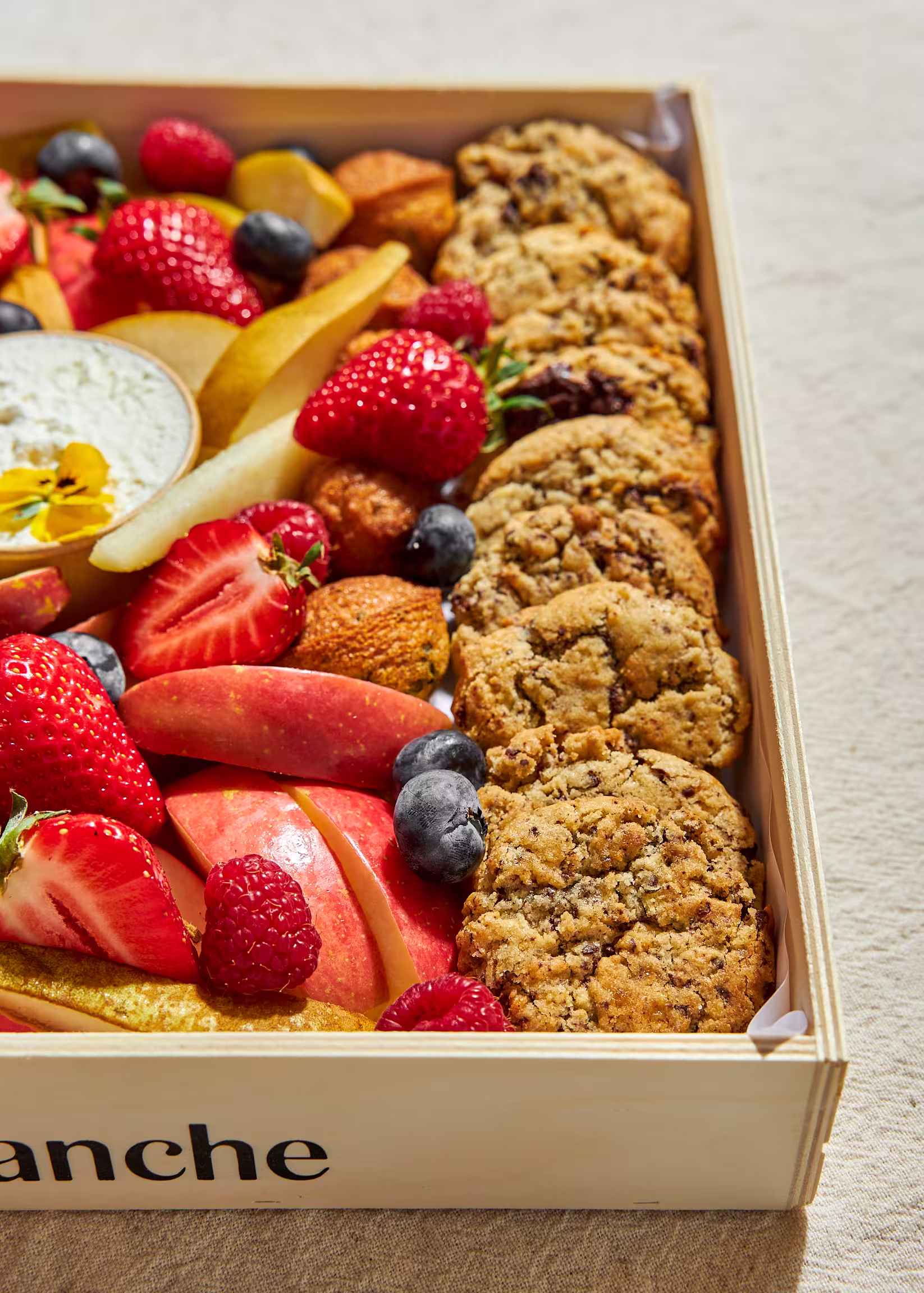 Planche sucrée La Douceur avec mignardises, fruits frais et Fontainebleau