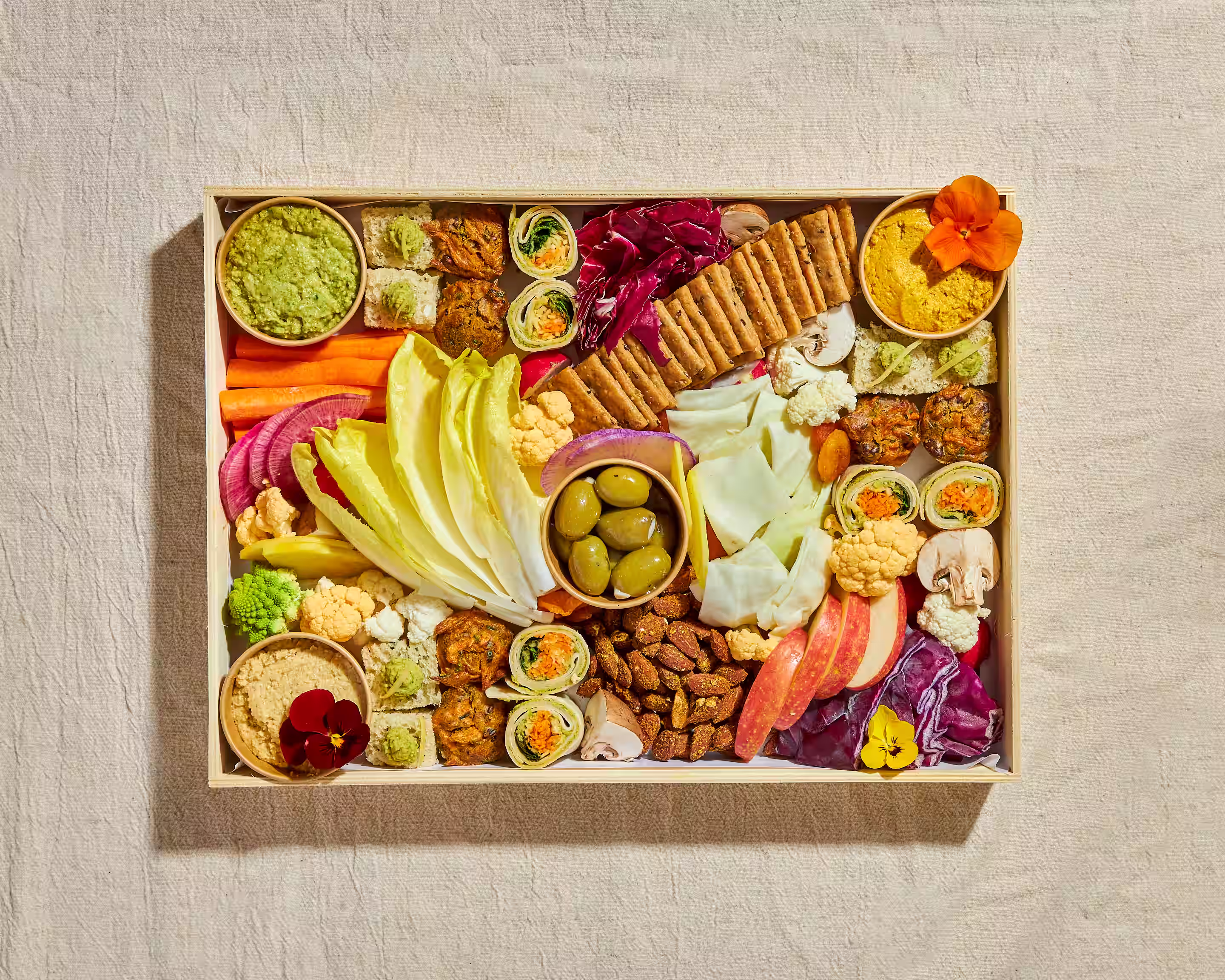 Planche vegan La Fraîcheur avec légumes colorés et tartinables