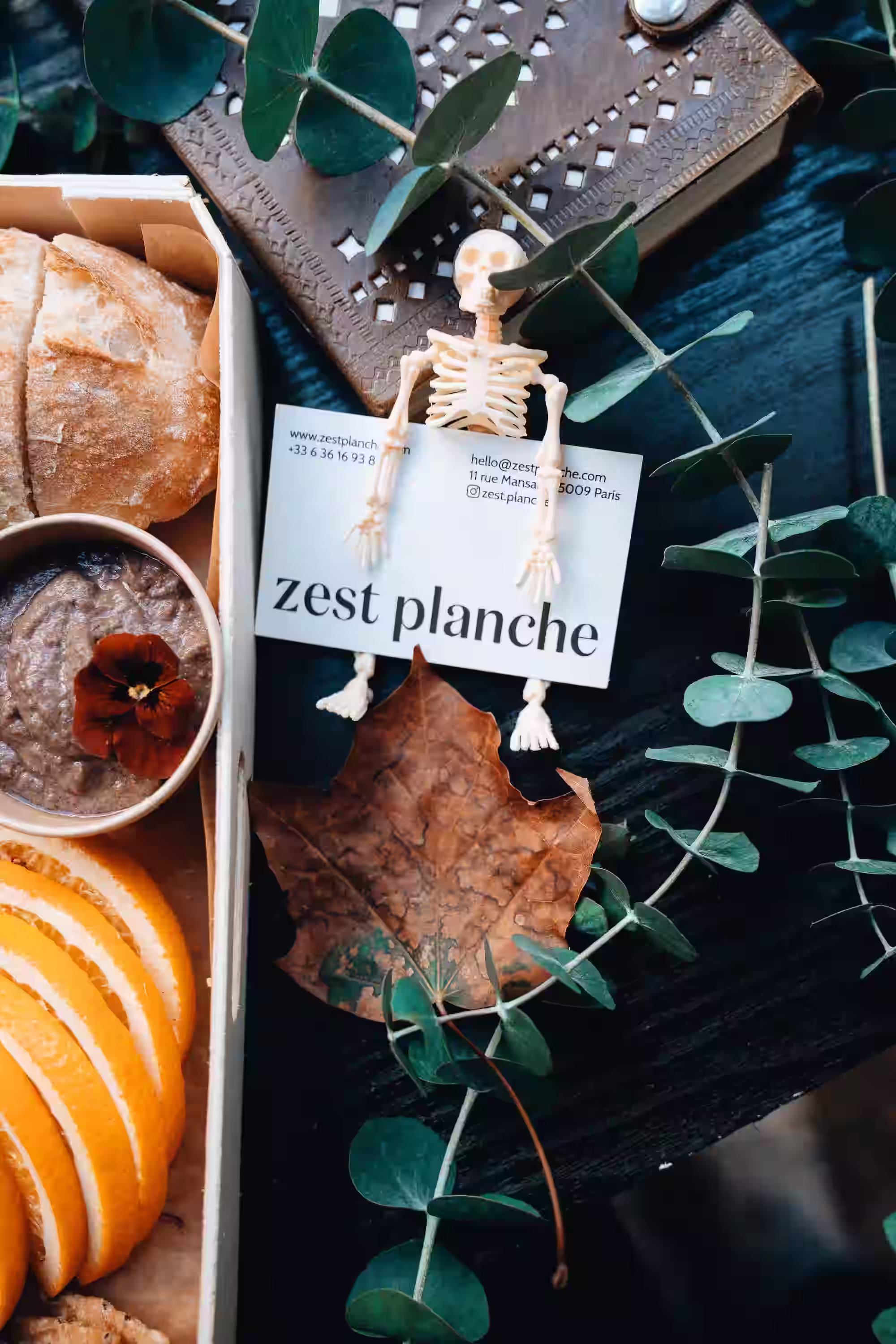 Planche apéritive spéciale Halloween décorée de produits gourmands aux couleurs automnales et ambiance festive effrayante.