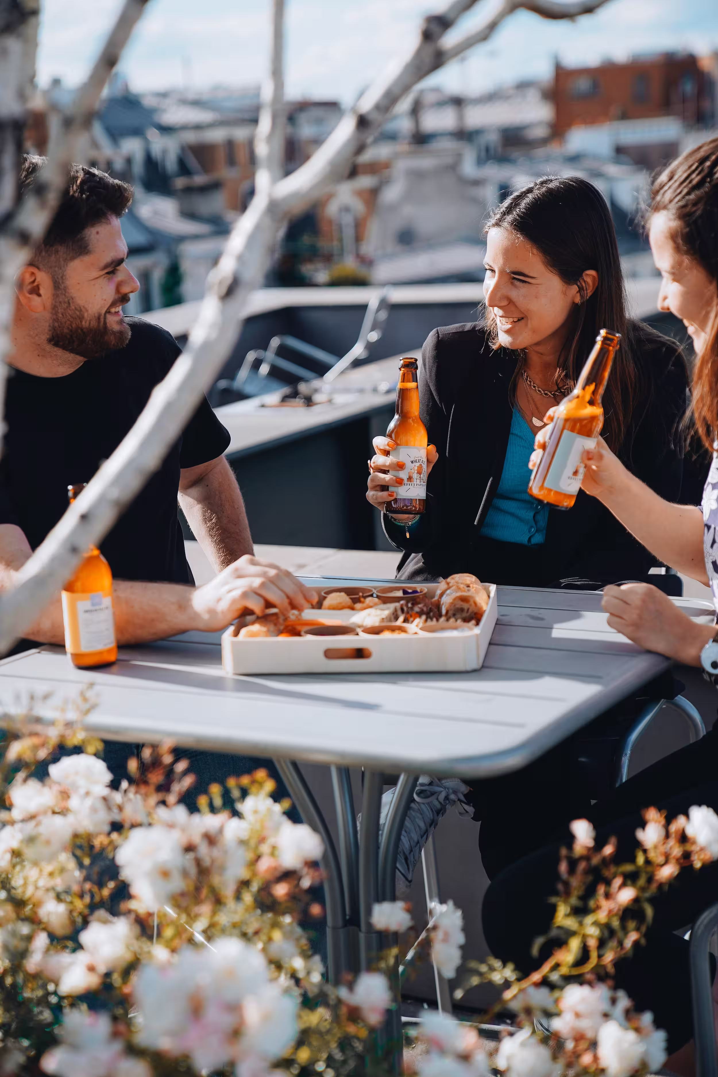 Collaborateurs réunis de retour au bureau autour d’un moment convivial, dans une ambiance chaleureuse et dynamique.