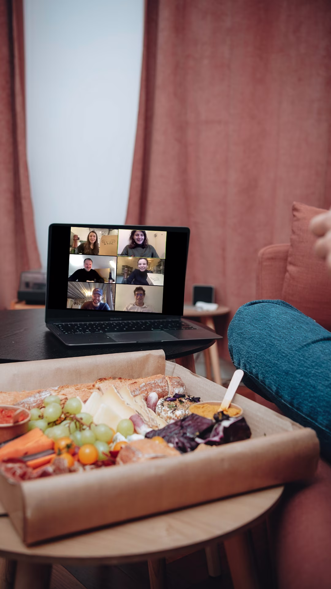 Boxs apéritives prêtes pour une visioconférence, illustrant le retour des moments conviviaux à distance.