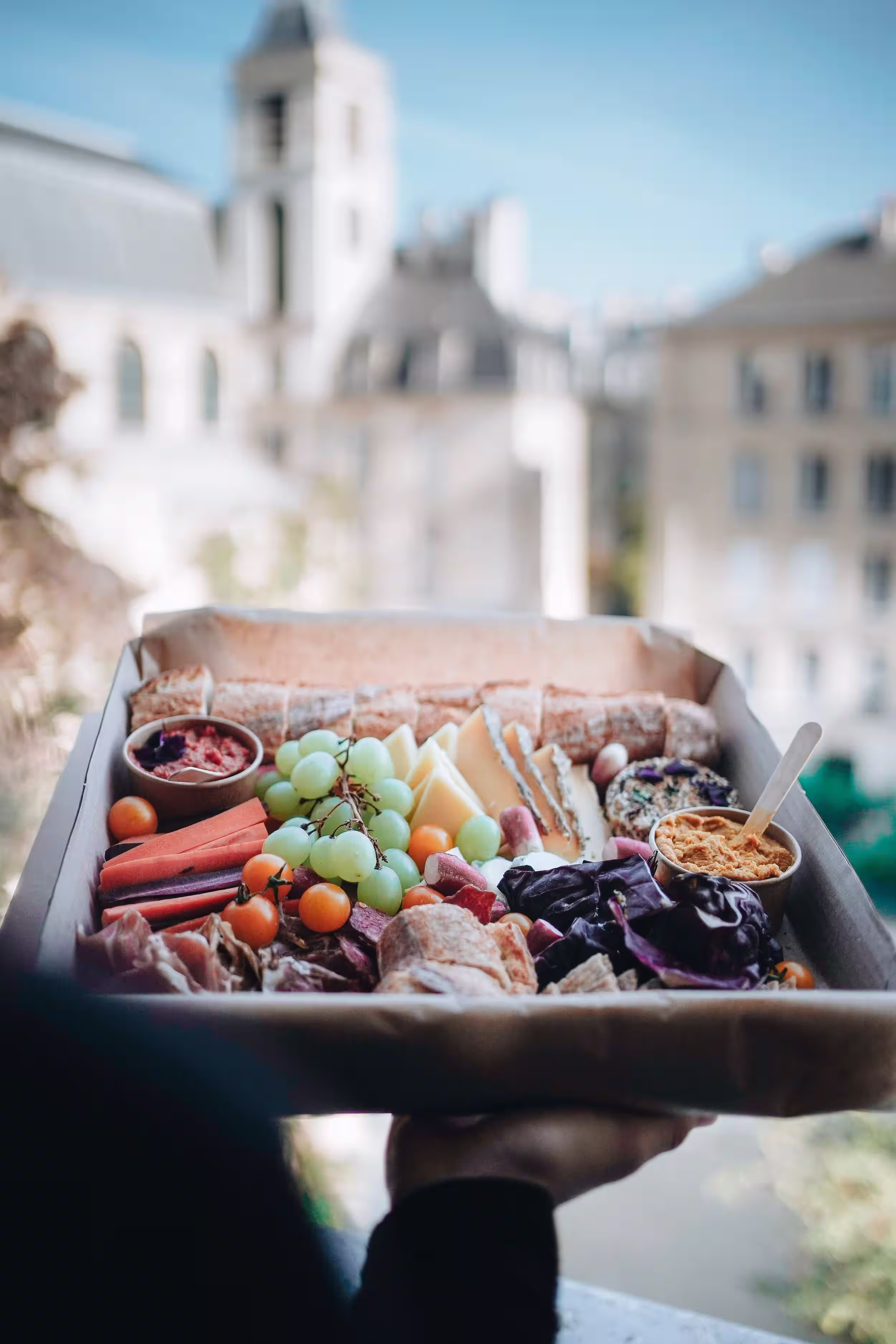 Produits alimentaires valorisés dans une composition gourmande, illustrant la lutte contre le gaspillage alimentaire.
