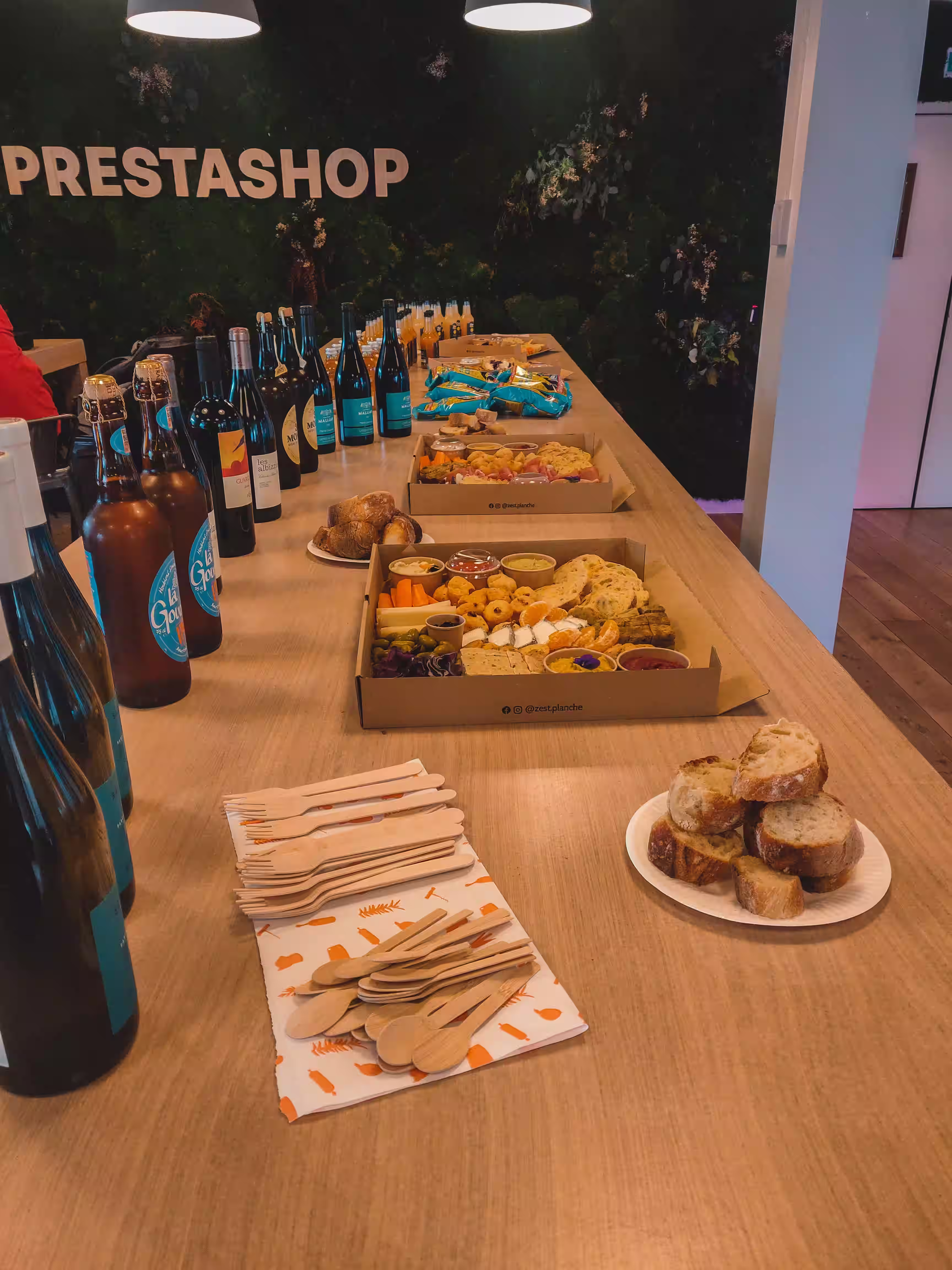 Événement professionnel entre PrestaShop et Zest Planche, avec ambiance conviviale autour de planches apéritives.