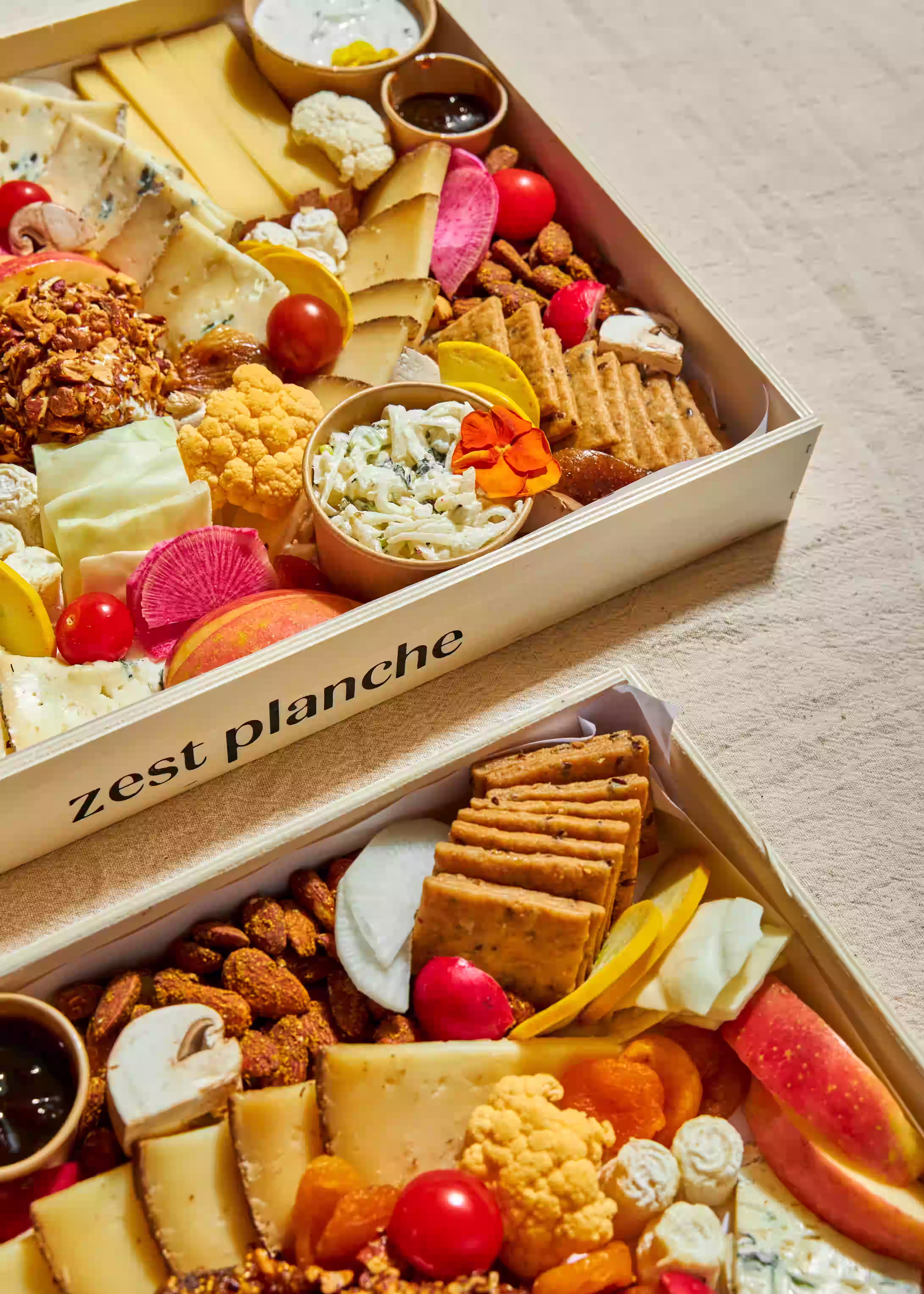 Planche fromages La Cheesy avec sélection de fromages, fruits secs et tartinables