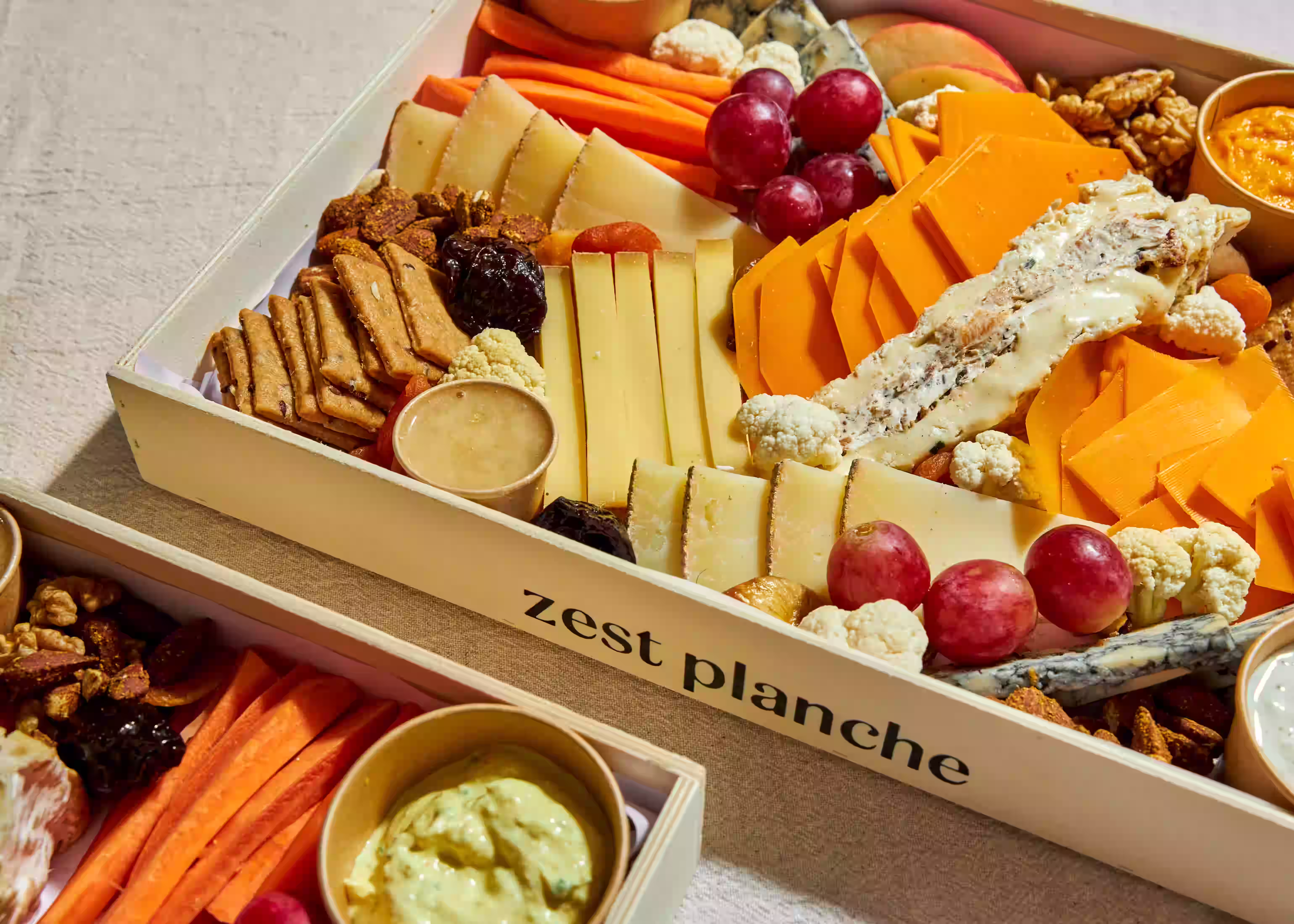 Planche fromages La Cheesy avec sélection de fromages, fruits secs et tartinables