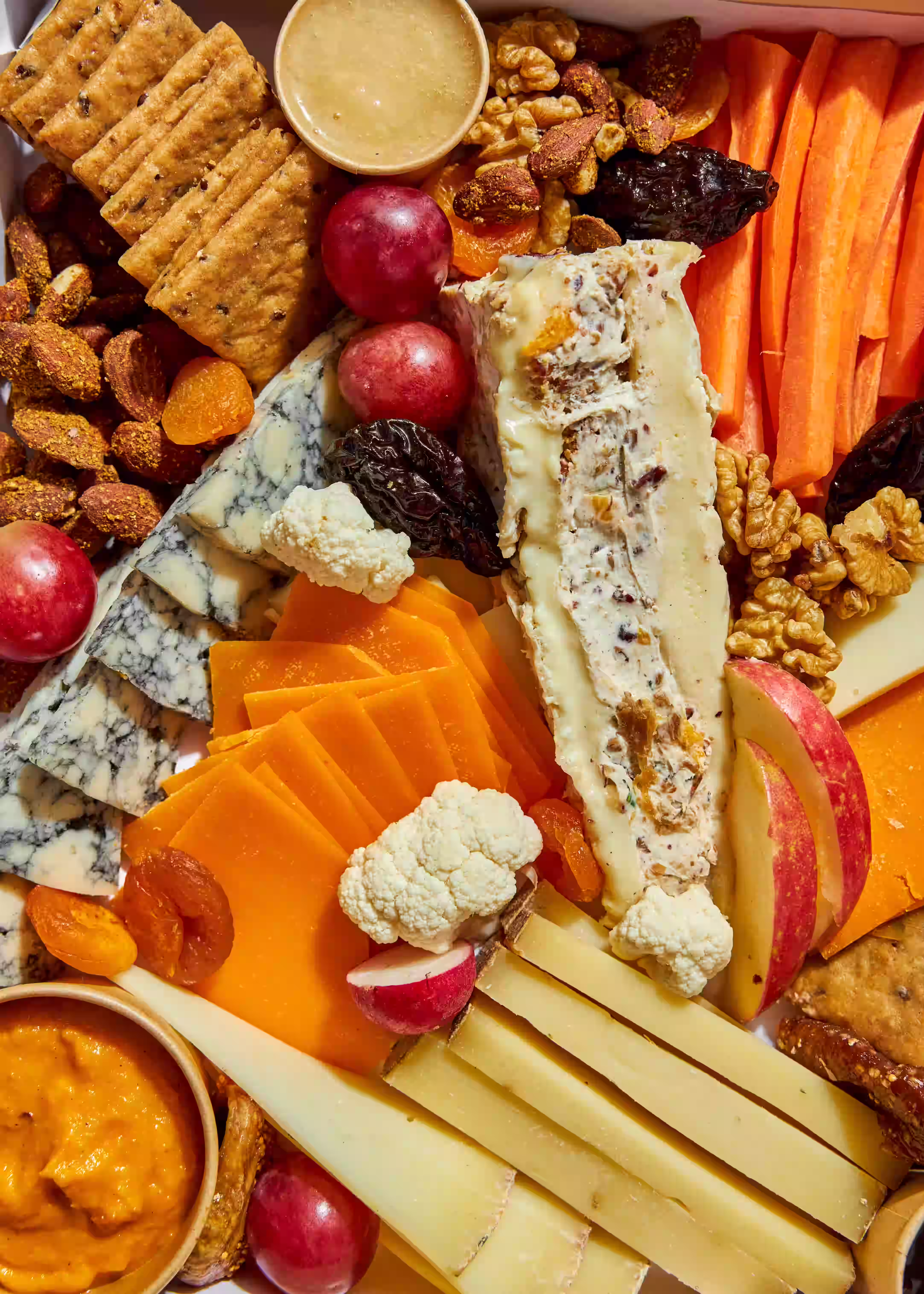 Planche fromages La Cheesy avec sélection de fromages, fruits secs et tartinables