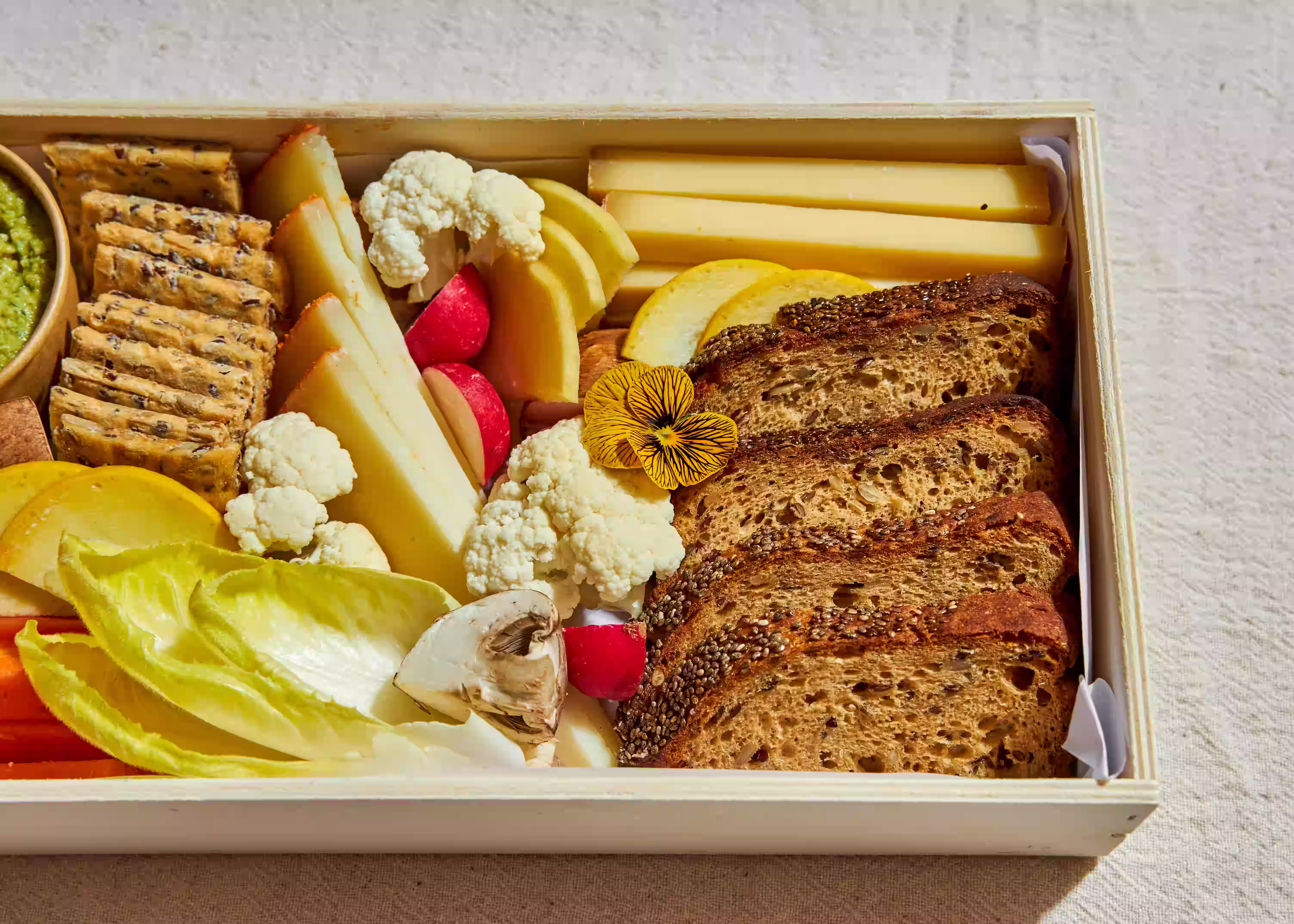 Planche à partager sans gluten avec fromages et gourmandises