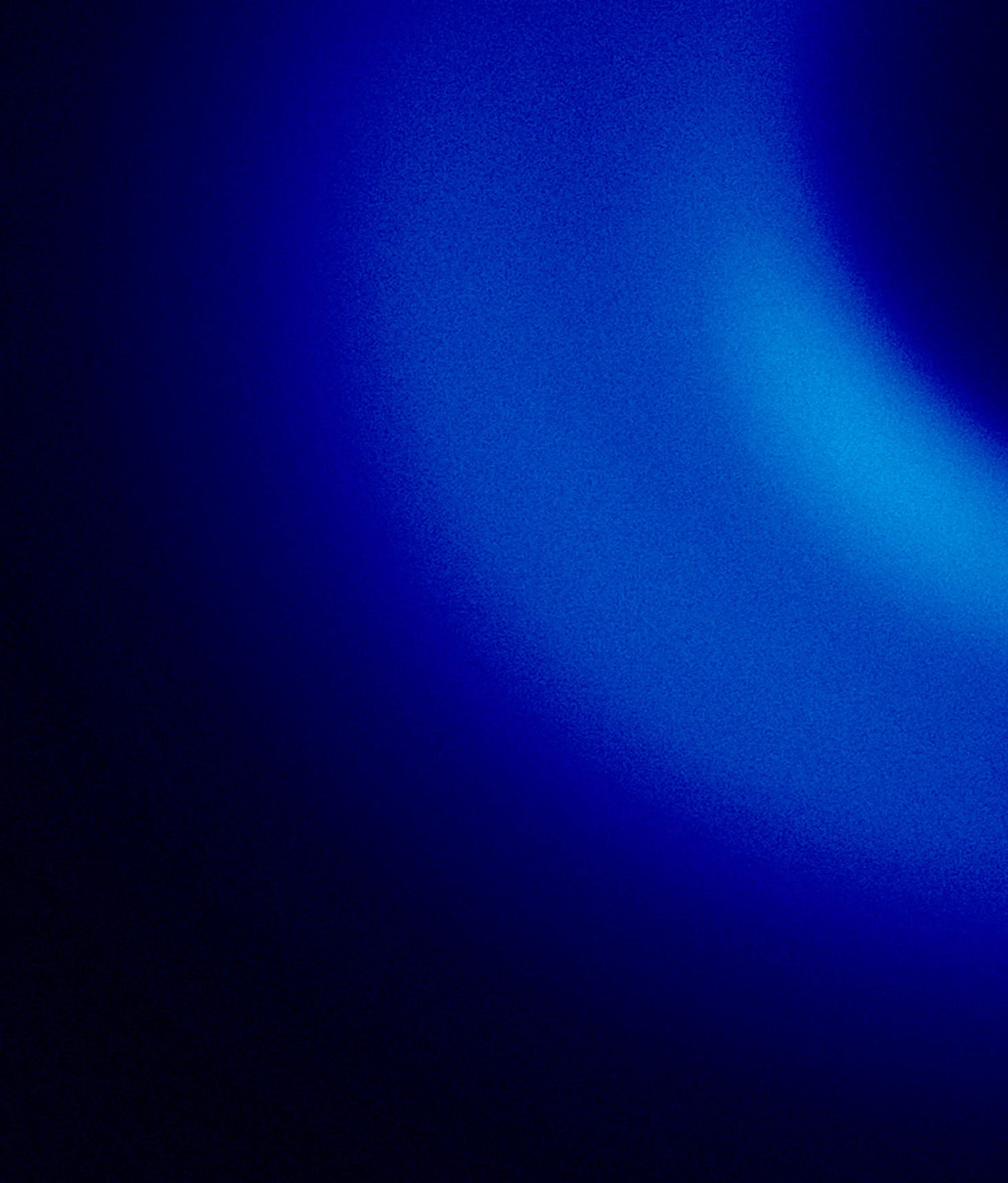 Dégradé abstrait flou avec nuances de bleu vif et foncé en cercle flou lumineux.