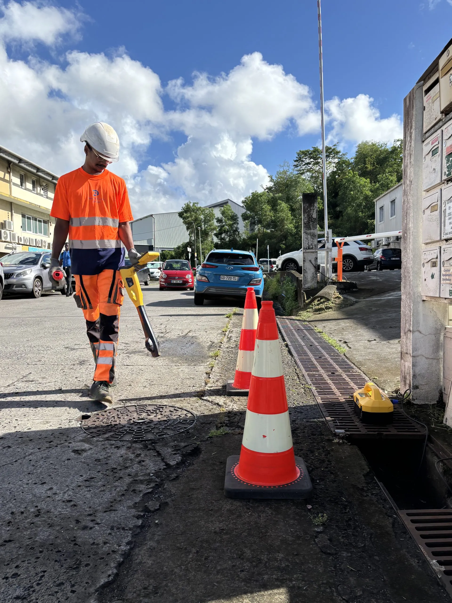 Travailleur sur un chantier de diagnostic et cartographie de réseaux