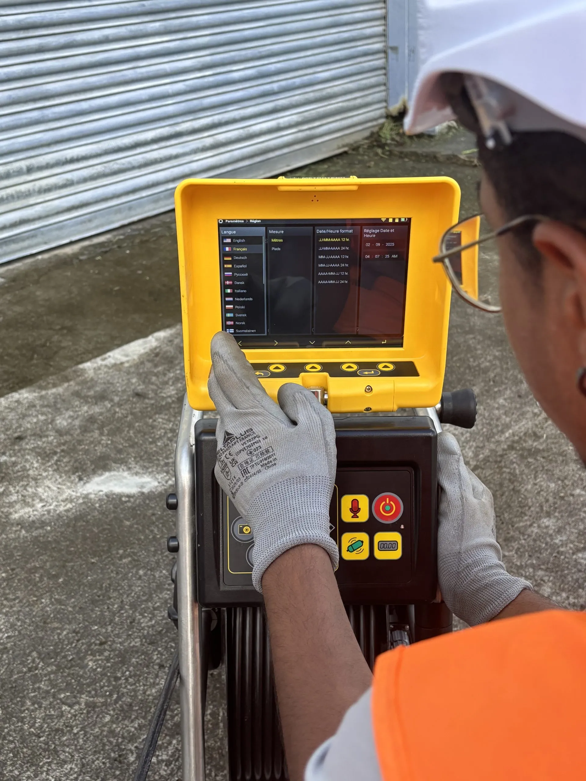 Prise de mesure sur un chantier de diagnostic et cartographie de réseaux