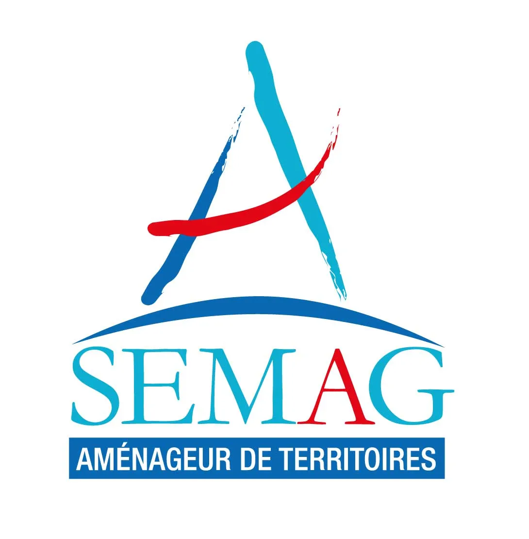 Logo SEMAG avec un A stylisé en bleu et rouge, texte SEMAG en bleu et rouge, et slogan Aménageur de territoires.