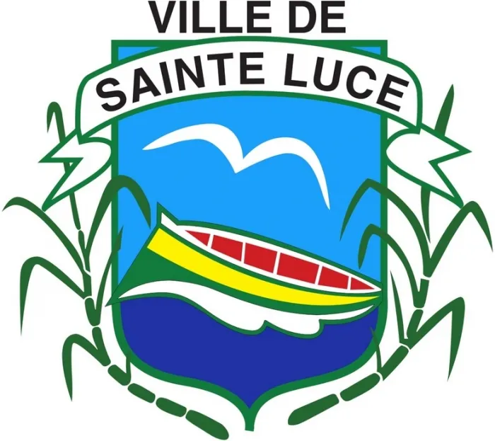Blason de la ville de Sainte Luce avec un bateau coloré sur l'eau, un oiseau blanc en vol et des plantes vertes autour.