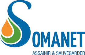 Logo SOMANET avec une grande lettre S bleue intégrant une goutte d'eau stylisée orange et verte, texte bleu « SOMANET » avec le slogan « Assainir & Sauvegarder » en dessous.