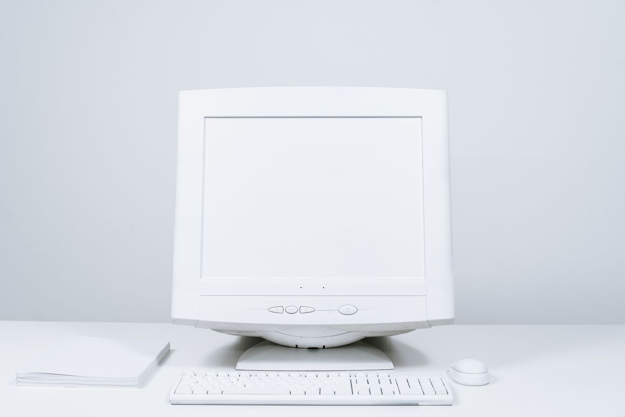 Computadora de escritorio clásica mostrando interfaz de búsqueda generativa e inteligencia artificial para empresas