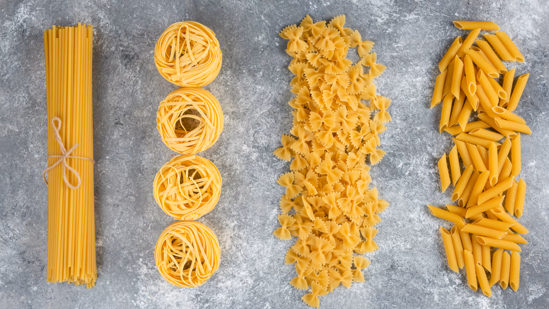 Vier verschiedene Pastas auf einen Marmorplatte