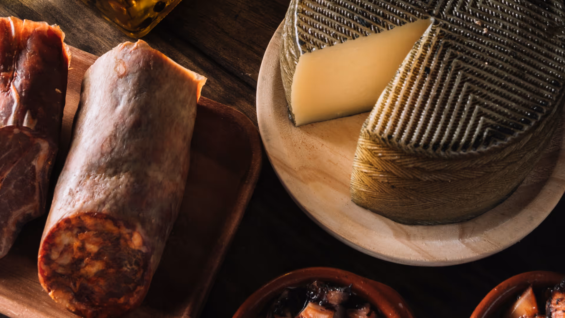 Italienische Antipasti mit Salami und Käse auf einer Platte