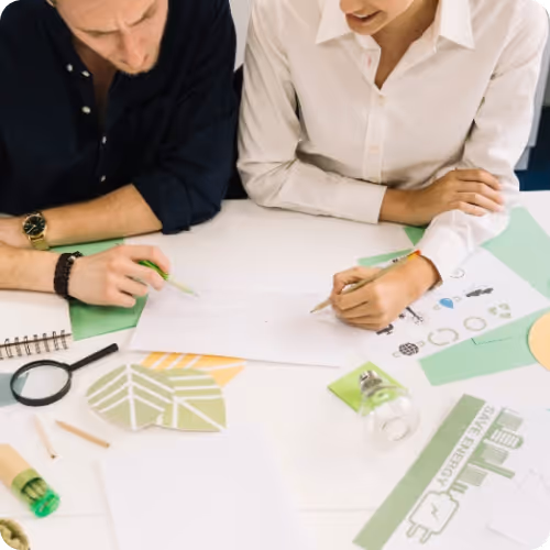 dos-empresarios-analizando-grafico-en-la-oficina 1