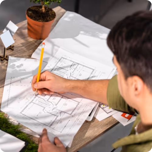 dos-empresarios-analizando-grafico-en-la-oficina 1