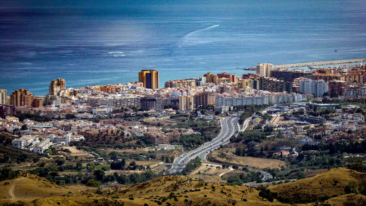 Vista panorámica de Fuengirola desde la cima de una montaña