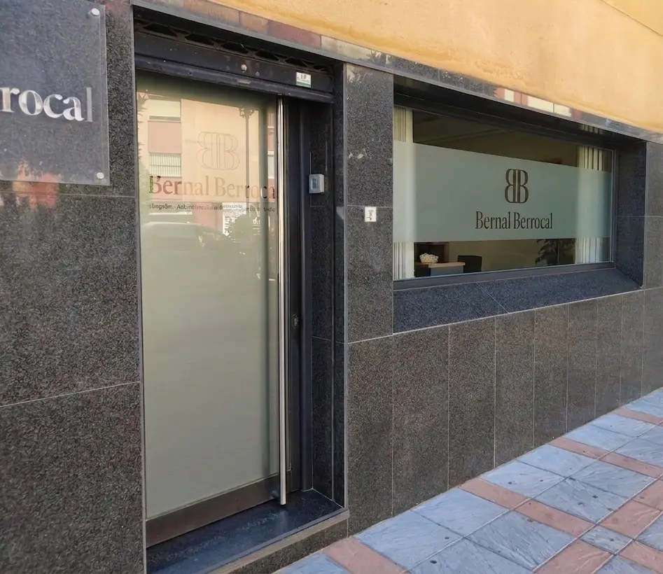 Entrada a una oficina con paredes negras