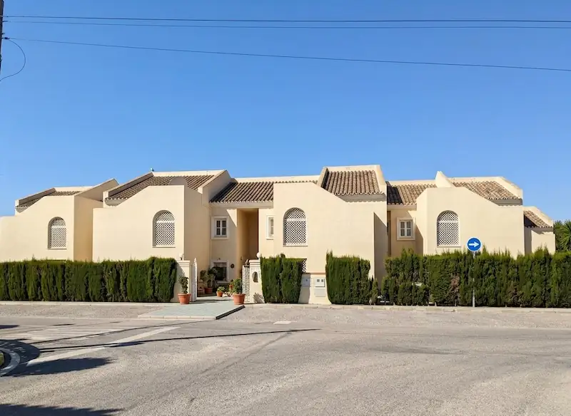 Conjunto de chalés adosados blancos en una urbanización