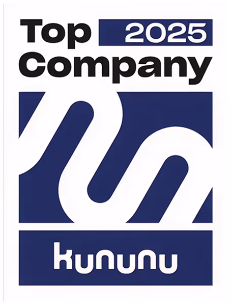 Kununu Top Company 2025 Logo, mit weißem abstrakten Design auf blauem Hintergrund.