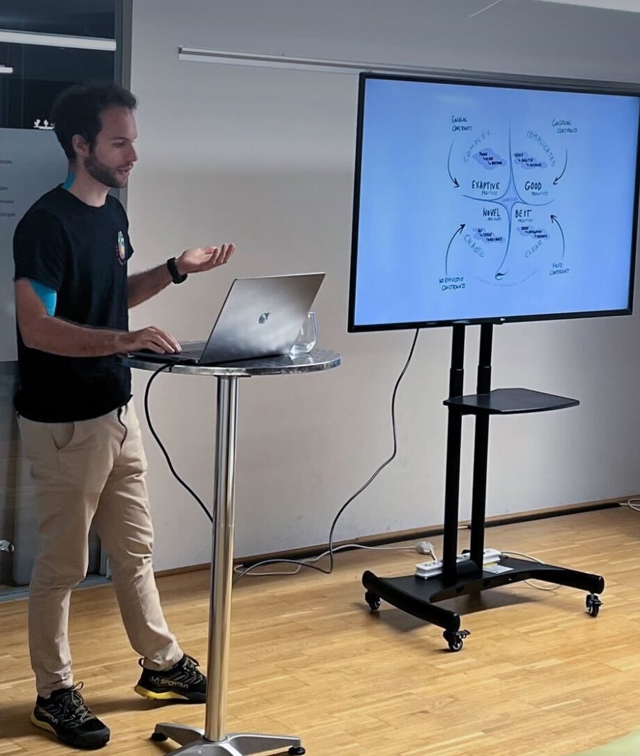 Riccardo Capraro giving a presentation on Cynefin and complexity theory.