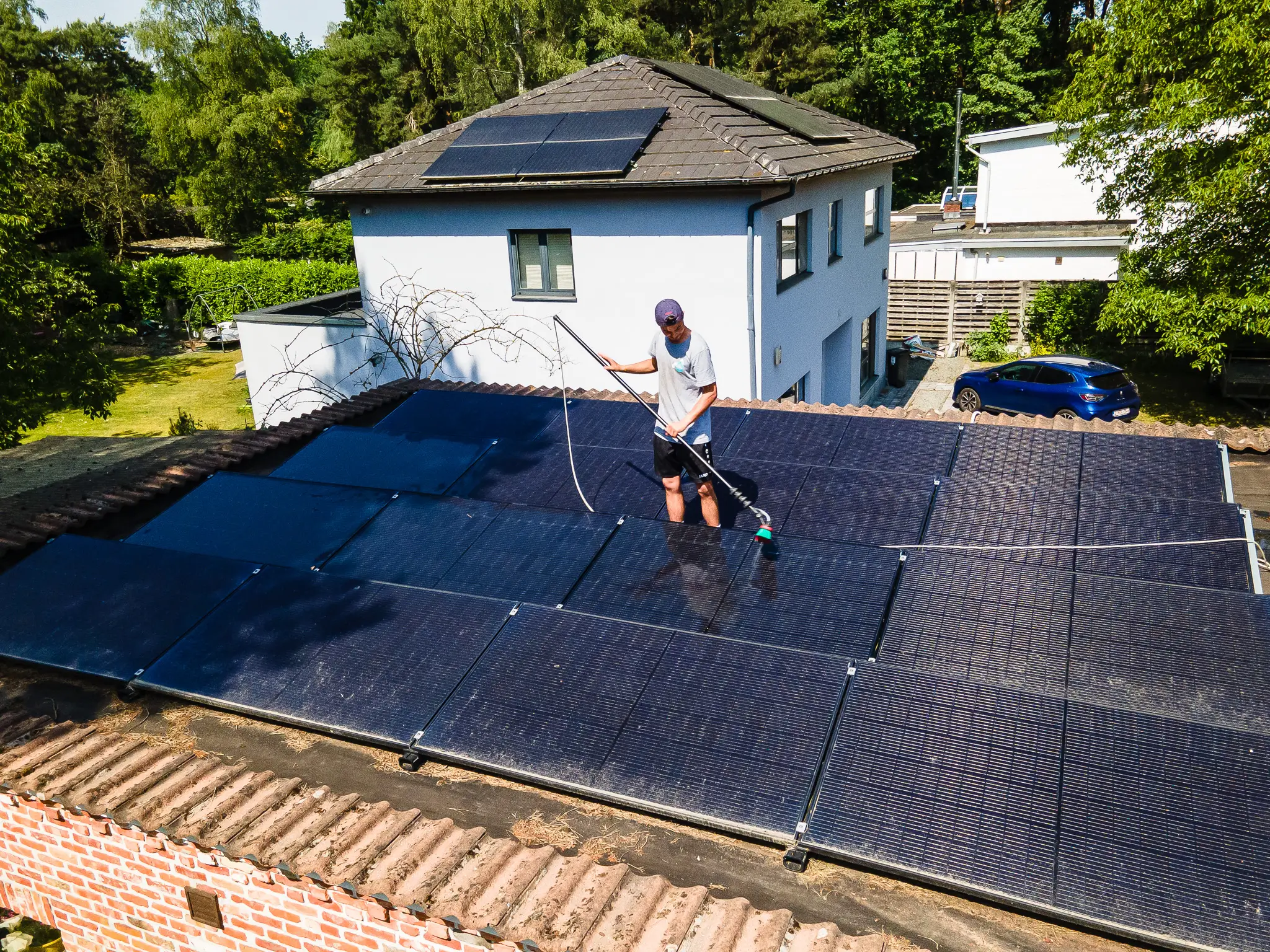 Vuil, stof en aanslag kunnen de opbrengst van je zonnepanelen verlagen. De Wasberen reinigen je panelen veilig en streeploos, met een resultaat dat je meteen ziet.