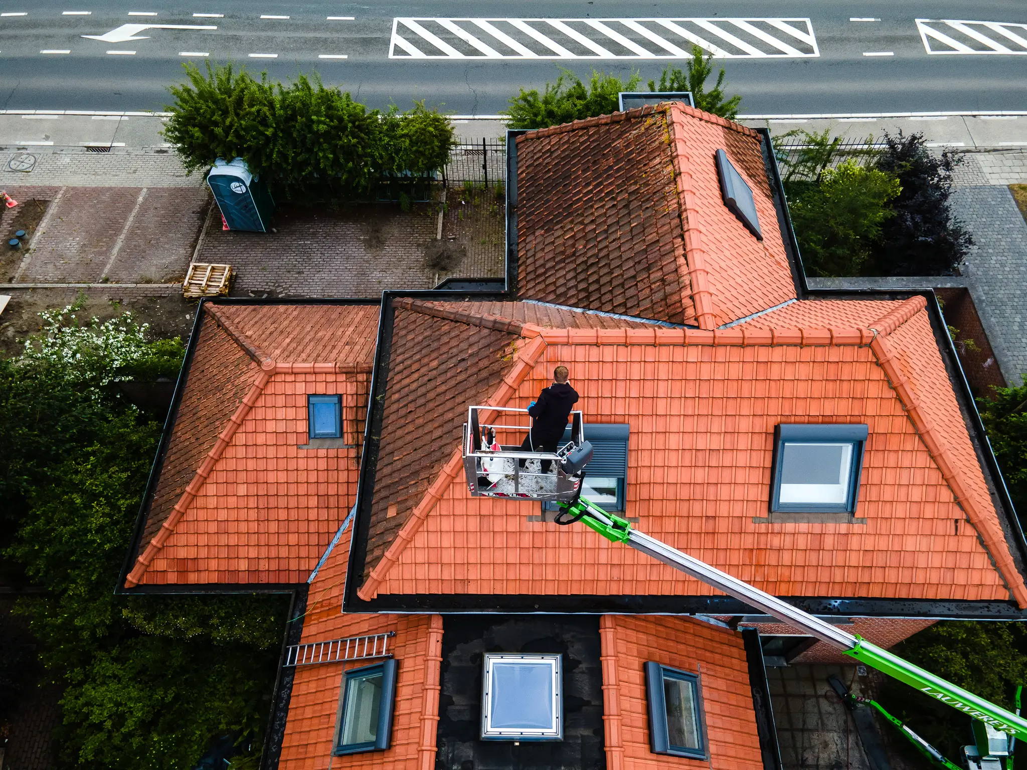 Wordt je dak snel groen of ziet het er dof uit? Met dakcoating geven De Wasberen je dak opnieuw een frisse look en een extra beschermlaag, zodat het langer netjes blijft.