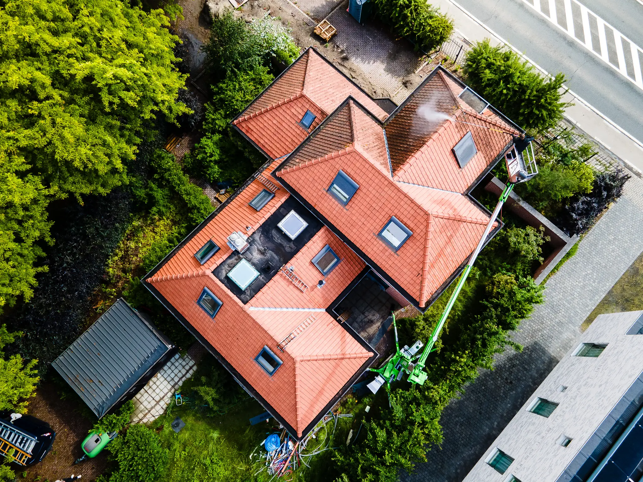 Een gevel krijgt veel te verduren door weer, wind en vervuiling. De Wasberen reinigen je gevel met een aanpak die past bij het materiaal, zodat je woning weer fris oogt en netjes afgewerkt is.