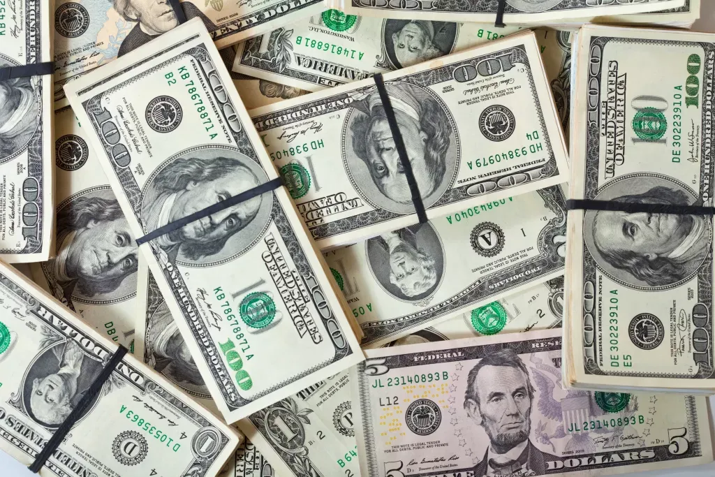 fondo-de-billetes-de-dolares-1024x683.webp