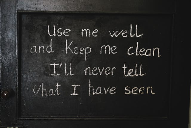 Chalk writing on a dark board, the input image for a DeepSeek-OCR run in cnaps studio