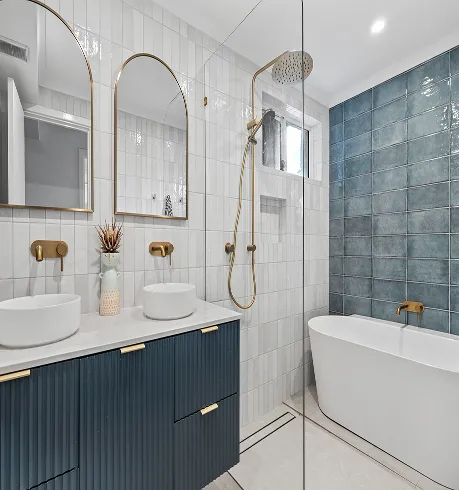 A bathroom with two sinks and a bathtub.