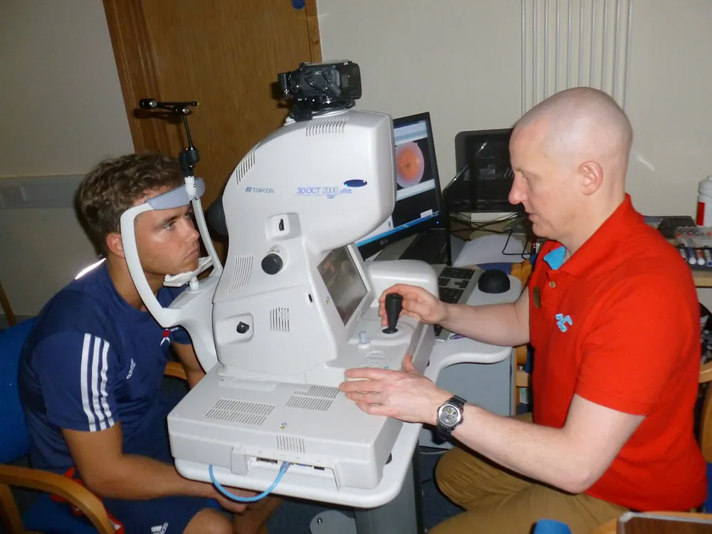 Alex Gage conducts a second screening with GB boxers