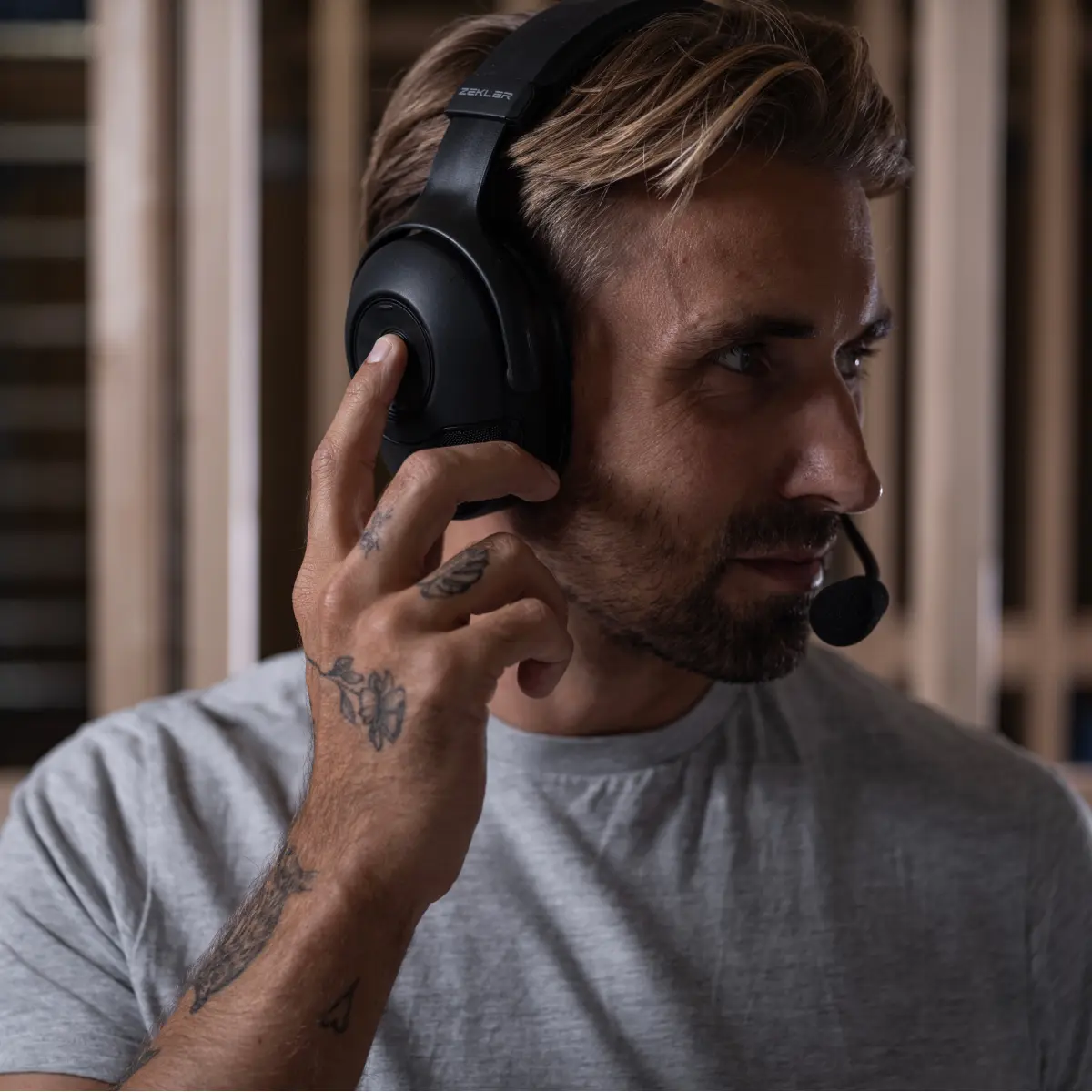 Yrkesperson med Zekler NEO hörselskydd och bommikrofon i inomhusmiljö