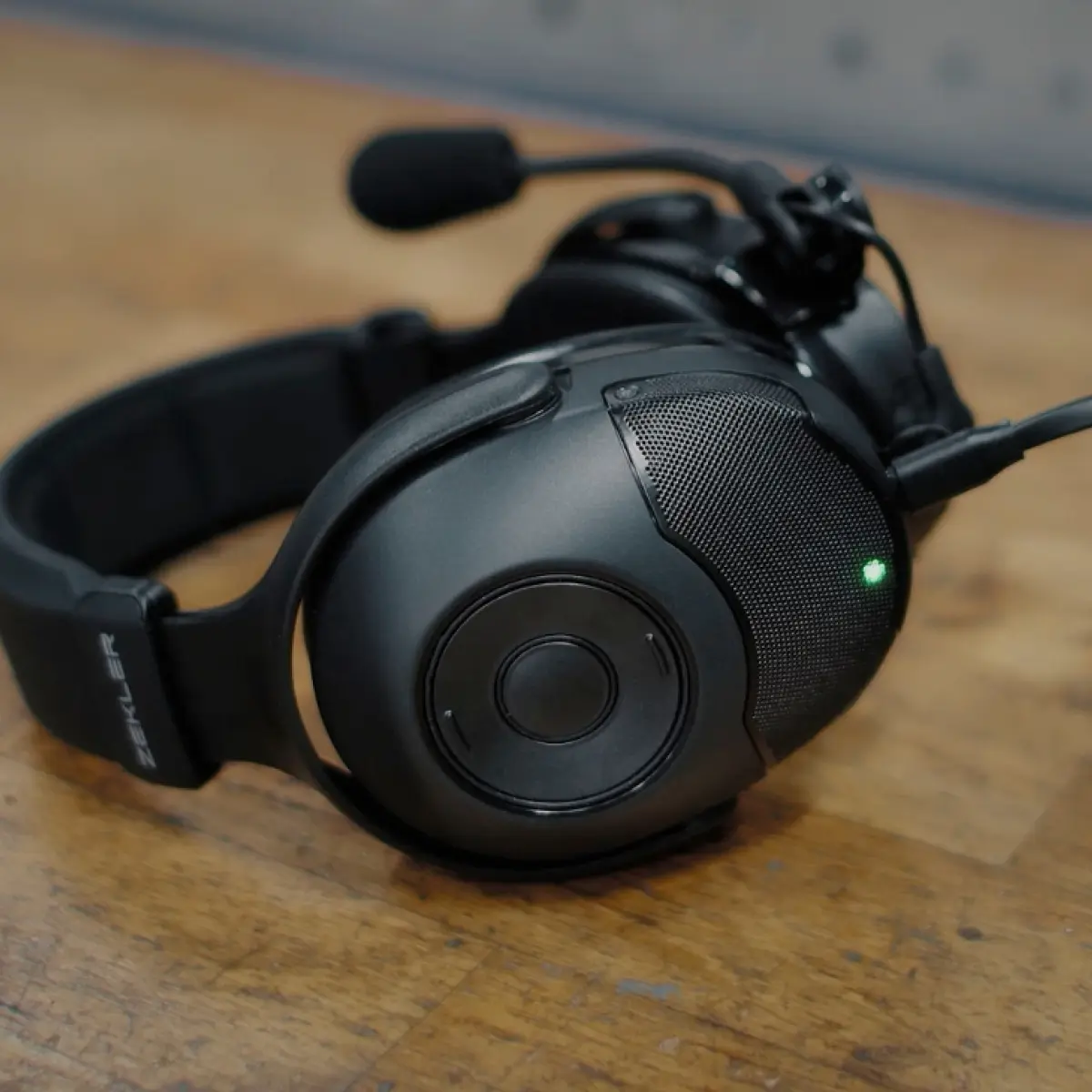 Zekler NEO 85 hörselskydd med bommikrofon på träyta