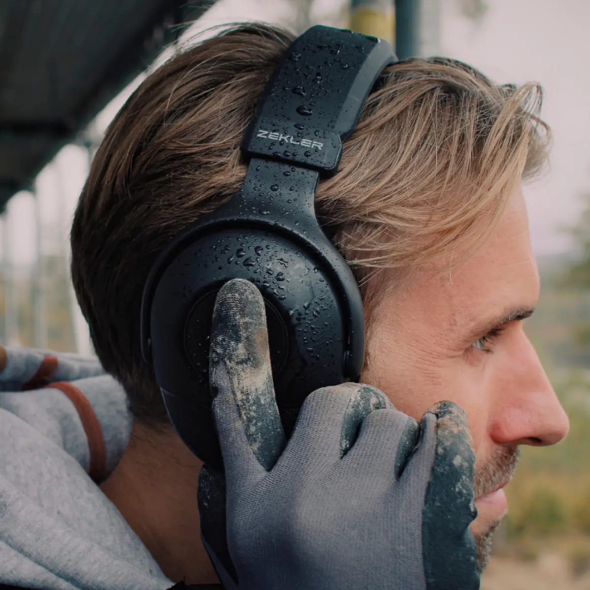 Yrkesarbetare med Zekler NEO hörselskydd i bullrig arbetsmiljö