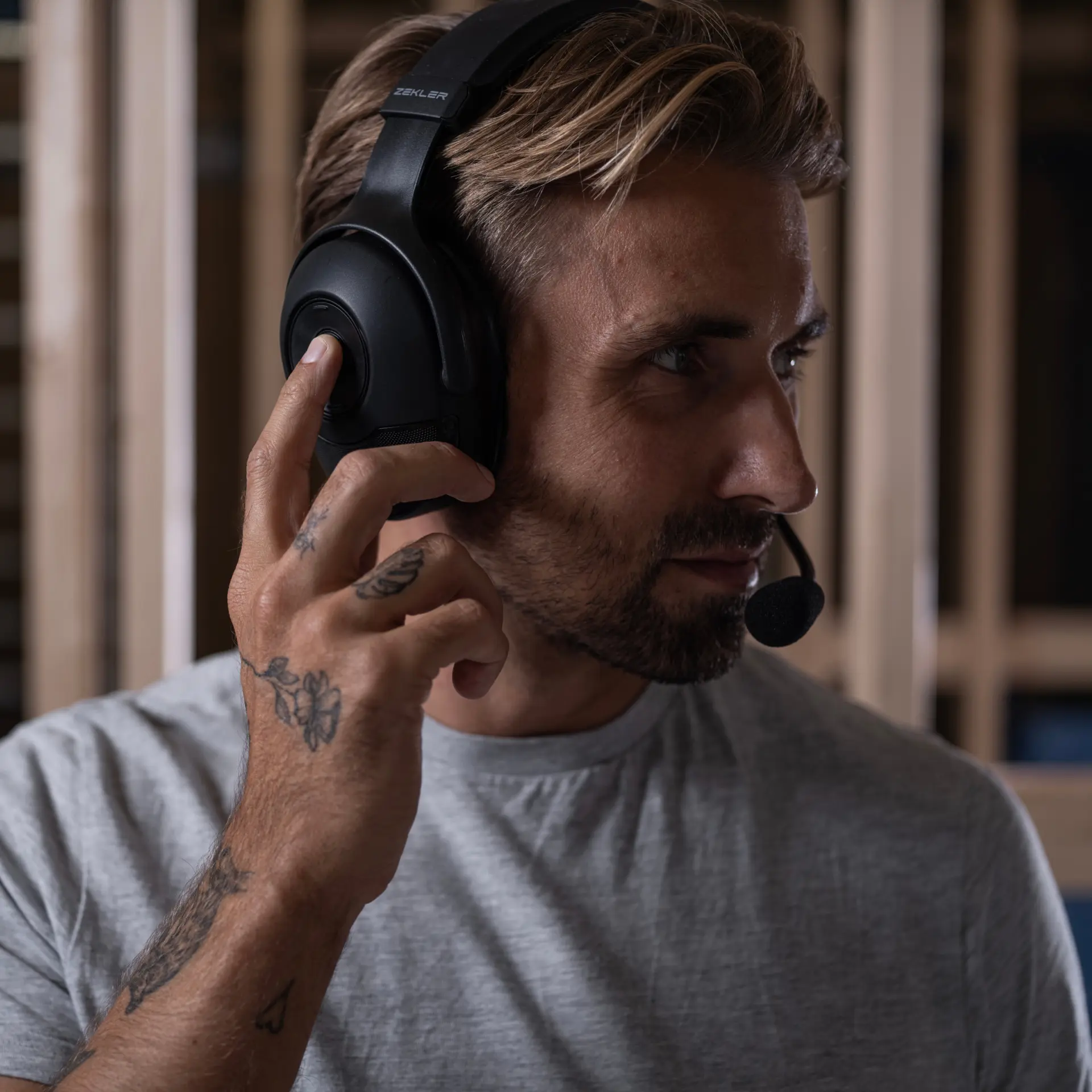 Yrkesperson med Zekler NEO hörselskydd och bommikrofon i inomhusmiljö